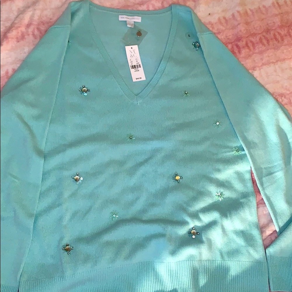 New sweater never worn I can’t fit it